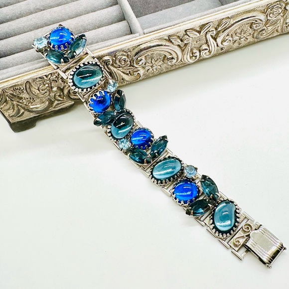 GORGEOUS Vintage Blue Crystal Bracelet - Picture 10 of 10